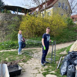 Helfer mit Bauzäune