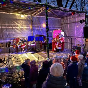 Weihnachtsmann liest