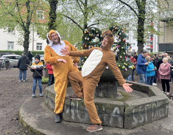 Osterhasenmänner am Brunnen