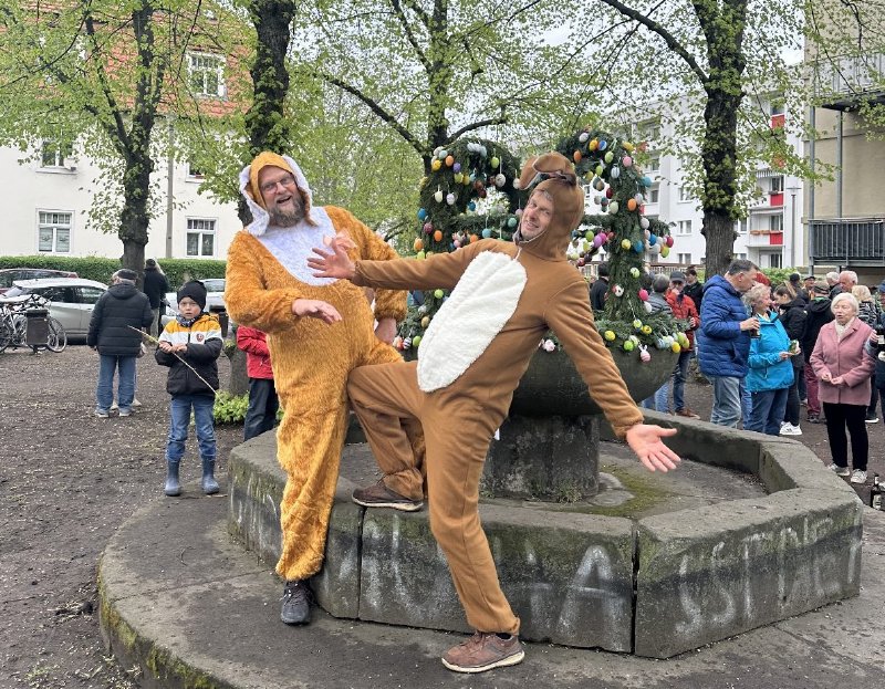 Osterhasenmänner am Brunnen