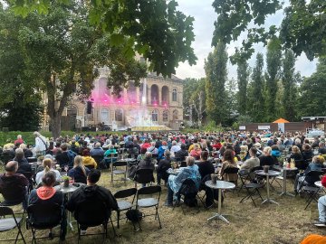 Zuschauer vor dem Übigauer Schloss